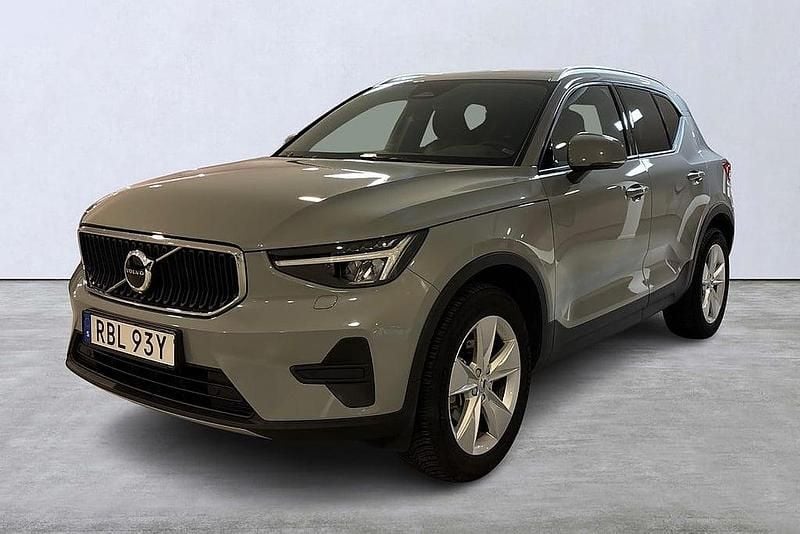 Grå Begagnad 2023 Volvo XC40 Core SUV | 349 900 kr (Marknadspris) - Bild 1/4