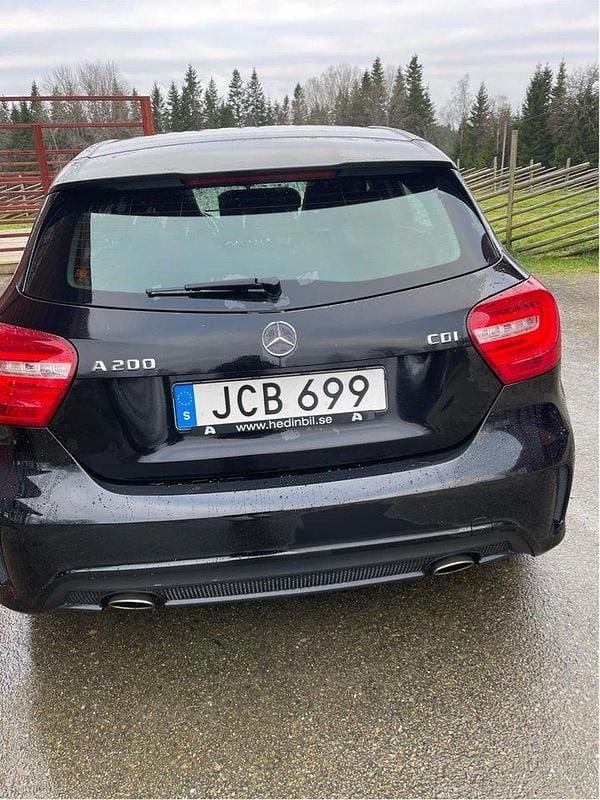Svart Begagnad 2015 Mercedes A200 AMG line Halvkombi | 145 000 kr (Marknadspris) - Bild 1/4