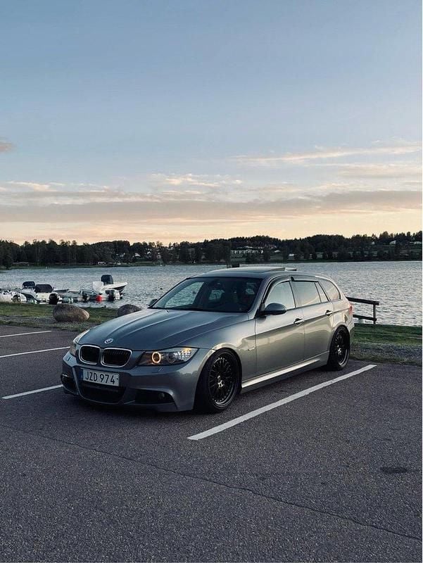 Grå Begagnad 2010 BMW 325 M Sport Kombi | 79 000 kr (Bra pris) - Bild 1/2