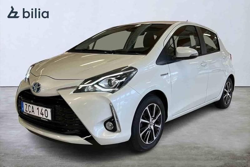 Grå Begagnad 2018 Toyota Yaris Hybrid Halvkombi | 169 900 kr (Marknadspris) - Bild 1/1