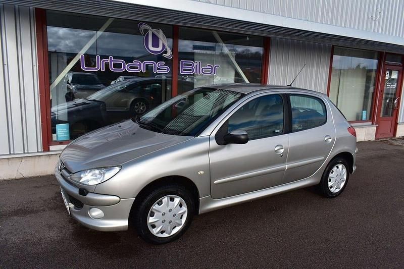 Begagnad Peugeot 206 75 HK (55 kW) 2007 Grå Halvkombi