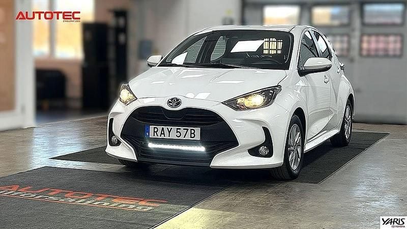 Vit Begagnad 2023 Toyota Yaris Hybrid Active Halvkombi | 199 500 kr (Bra pris) - Bild 1/4