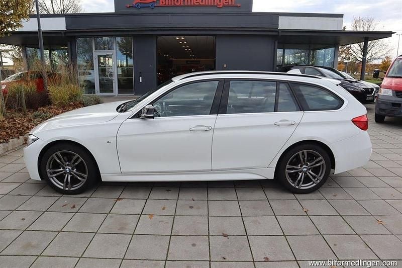 Vit Begagnad 2019 BMW 320 M Sport Kombi | 219 900 kr (Bra pris) - Bild 1/4