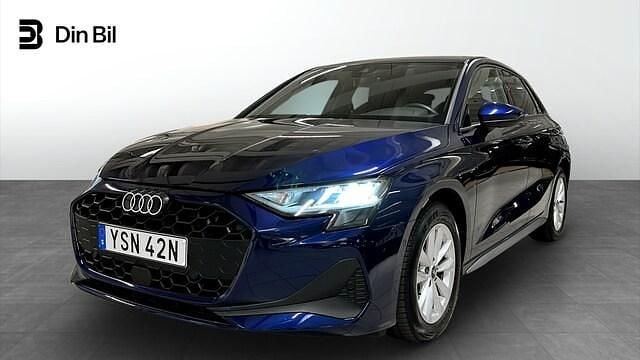 Navarrablå metallic Begagnad 2024 Audi A3 Proline | 319 000 kr (Lite dyr) - Bild 1/4
