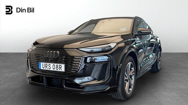 Grå Ny 2025 Audi Q6 Sportback e-tron Design SUV | 1 016 600 kr - Bild 1/4