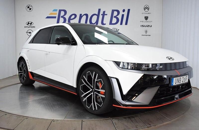 Vit Begagnad 2024 Hyundai Ioniq 6 Sedan | 689 000 kr - Bild 1/3