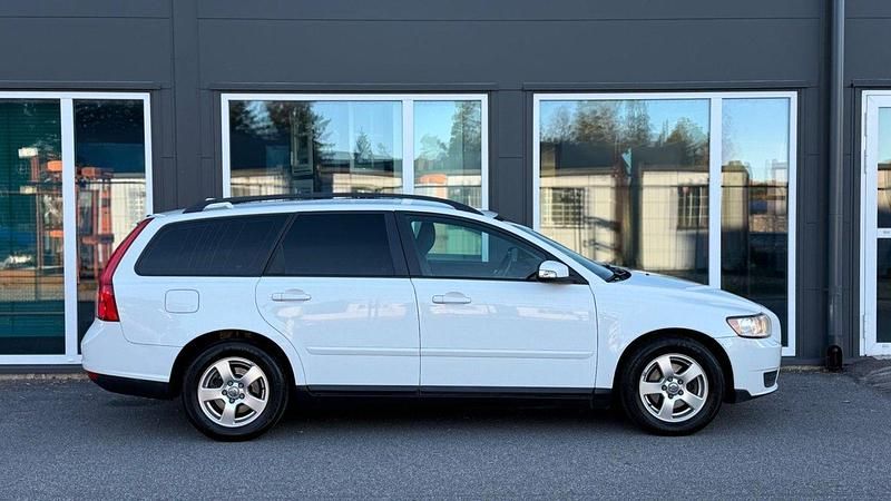 Vit Begagnad 2009 Volvo V50 Kinetic Kombi | 39 400 kr (Marknadspris) - Bild 1/4