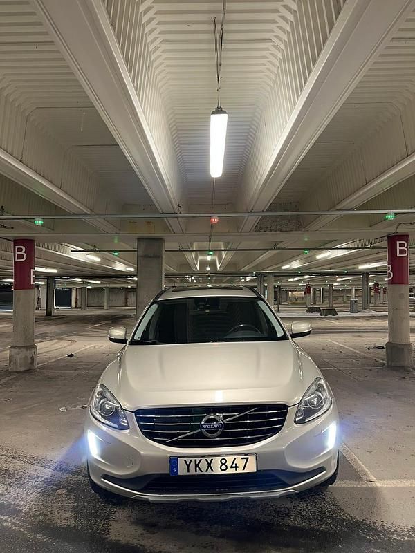 Begagnad Volvo XC60 190 HK (139 kW) 2017 Ljusbeige SUV
