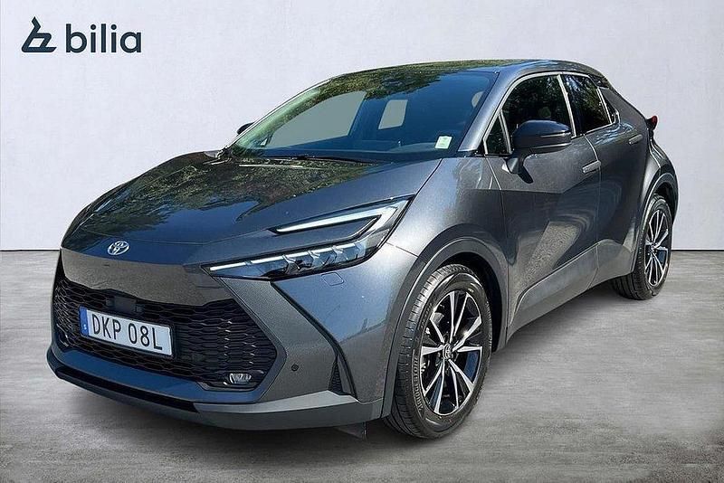 Mörkgrå Begagnad 2024 Toyota C-HR Style SUV | 399 900 kr (Marknadspris) - Bild 1/3