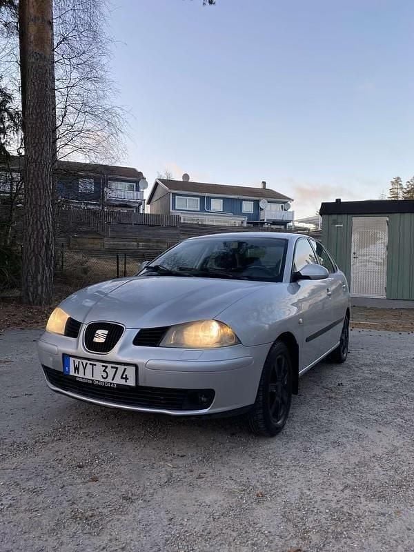 Silver Begagnad 2005 Seat Cordoba Sedan | 19 900 kr - Bild 1/4