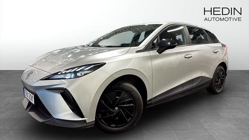 Grå (grey) Begagnad 2023 MG MG4 EV Halvkombi | 254 900 kr (Marknadspris) - Bild 1/4