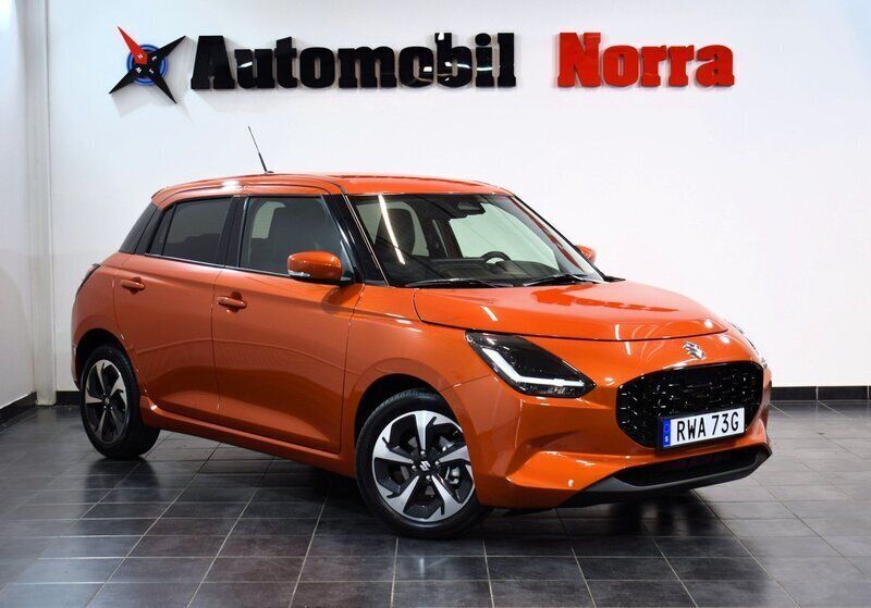 Blå Begagnad 2024 Suzuki Swift Halvkombi | 244 900 kr (Dyr) - Bild 1/3