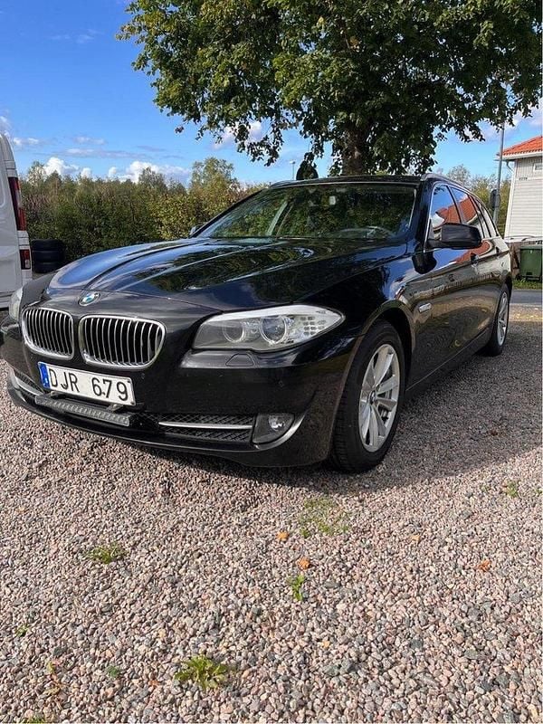 Svart Begagnad 2013 BMW 520 Kombi | 72 000 kr (Marknadspris) - Bild 1/4