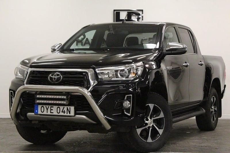 Svart Begagnad 2019 Toyota HiLux Pickup | 364 900 kr (Marknadspris) - Bild 1/4