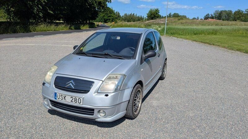 Silver Begagnad 2004 Citroën C2 VTR Sport Halvkombi | 20 000 kr (Bra pris) - Bild 1/4
