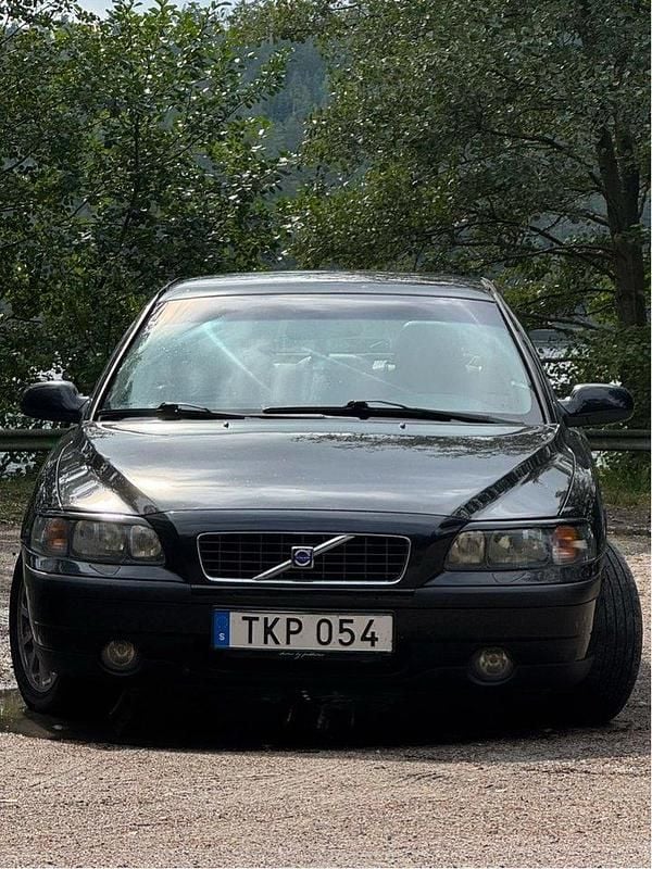 Svart Begagnad 2002 Volvo S60 Business Edition Sedan | 46 000 kr (Marknadspris) - Bild 1/4