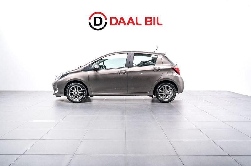 Mörkgrå Begagnad 2016 Toyota Yaris Multidrive S Halvkombi | 128 700 kr (Bra pris) - Bild 1/4