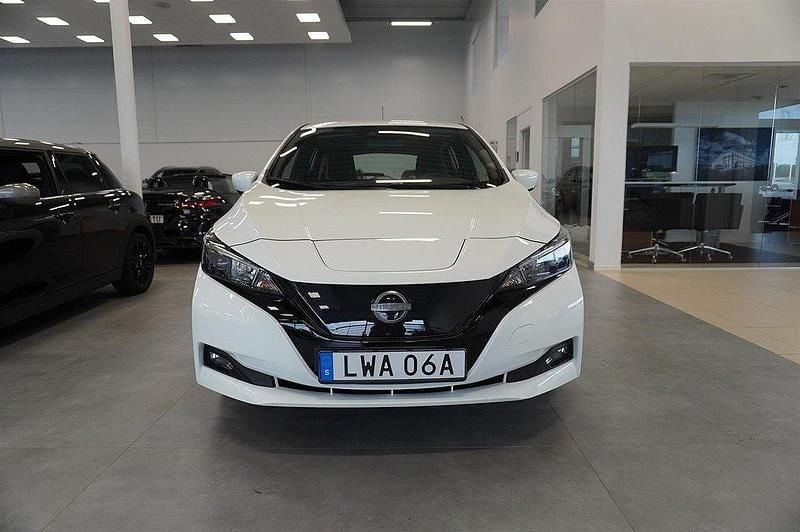 Vit Begagnad 2023 Nissan Leaf N-Connecta Halvkombi | 208 800 kr (Marknadspris) - Bild 1/4