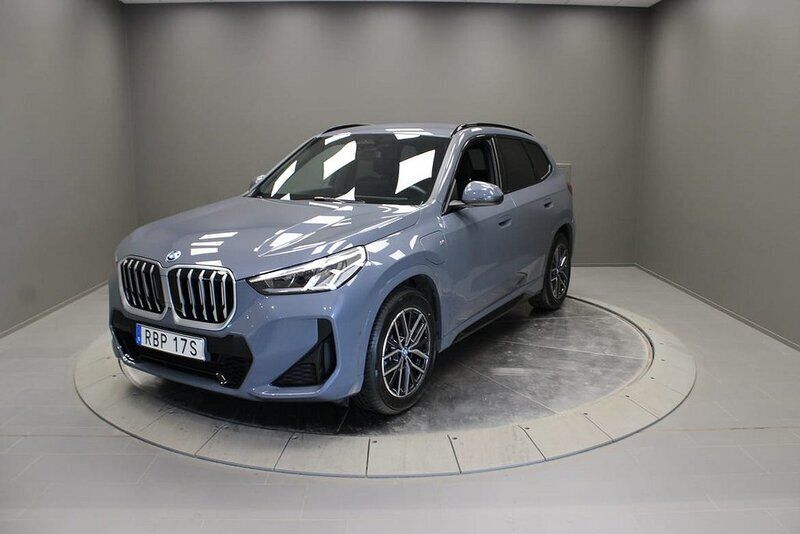 Grå Begagnad 2024 BMW X1 M Sport SUV | 549 000 kr (Marknadspris) - Bild 1/4