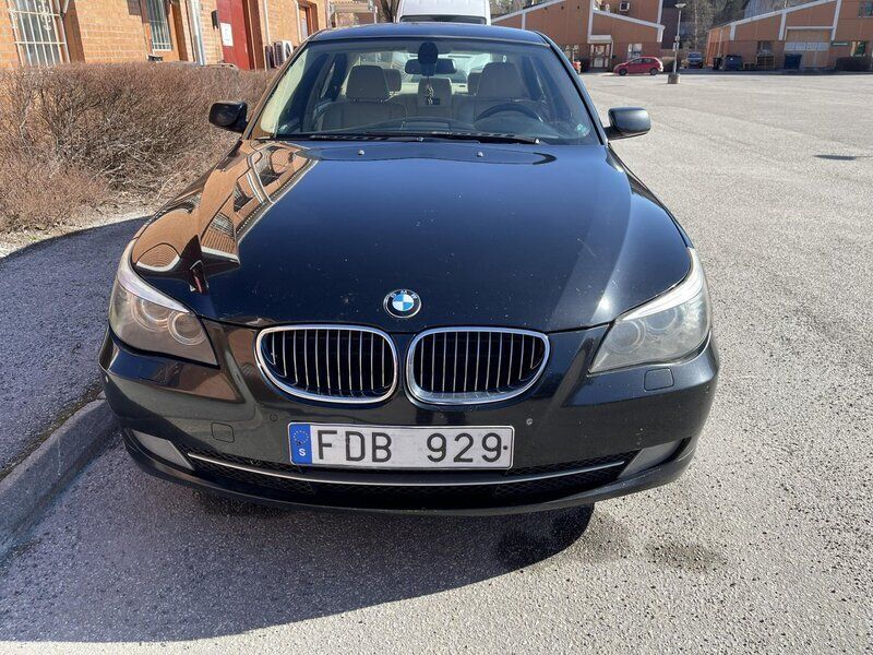 Svart Begagnad 2007 BMW 523 Sedan | 39 000 kr (Marknadspris) - Bild 1/4