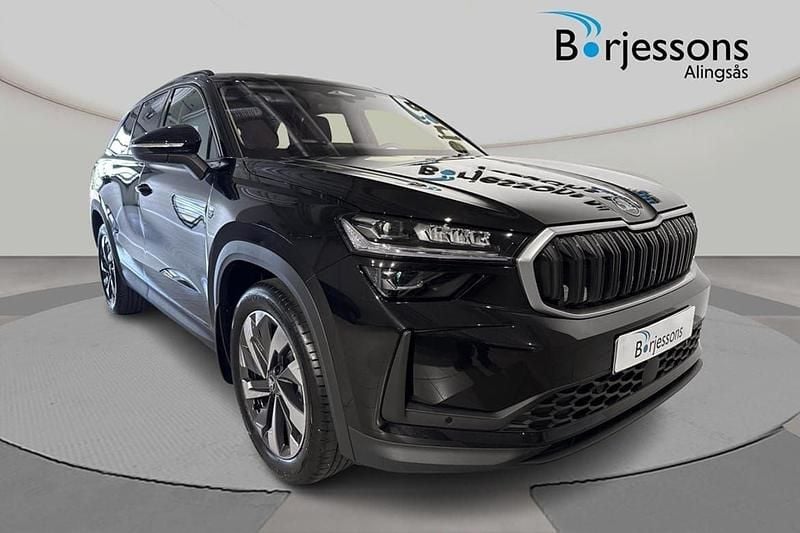 Svart Ny 2025 Skoda Kodiaq Selection SUV | 511 300 kr (Marknadspris) - Bild 1/4