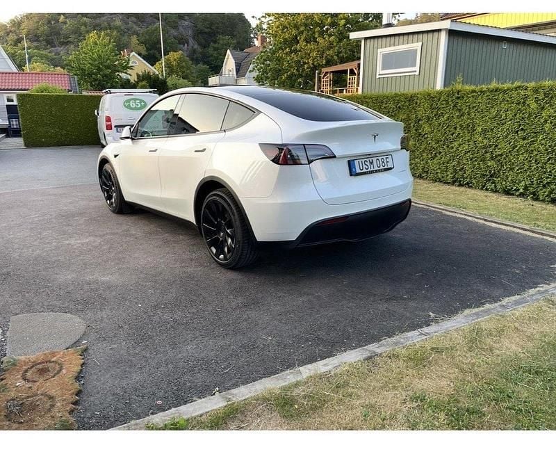 Vit Begagnad 2023 Tesla Model Y Long Range AWD SUV | 412 000 kr (Marknadspris) - Bild 1/1