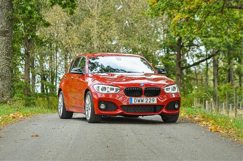 Röd Begagnad 2017 BMW 118 M Sport Halvkombi | 137 000 kr (Marknadspris) - Bild 1/4