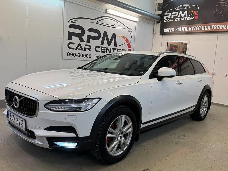 Begagnad Volvo V90 CC Momentum 190 HK (139 kW) 2017 Vit Kombi