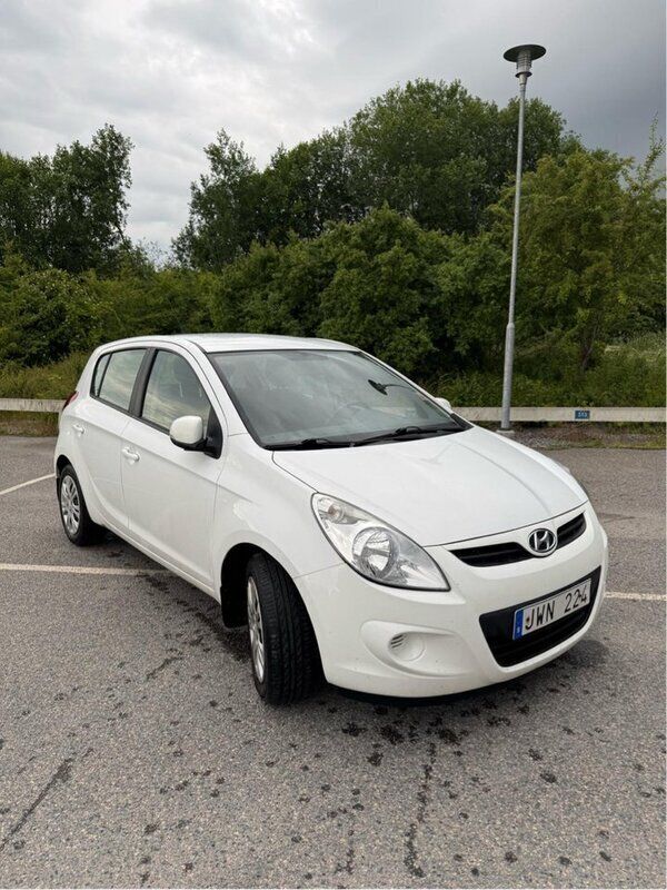 Vit Begagnad 2011 Hyundai i20 Select Halvkombi | 52 000 kr (Marknadspris) - Bild 1/4