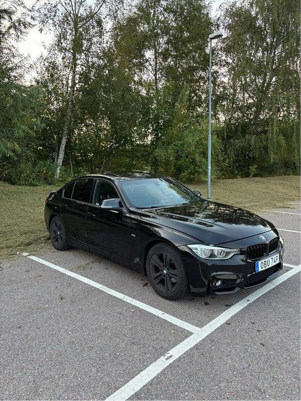 Svart Begagnad 2016 BMW 320 Sedan | 169 999 kr (Marknadspris) - Bild 1/4