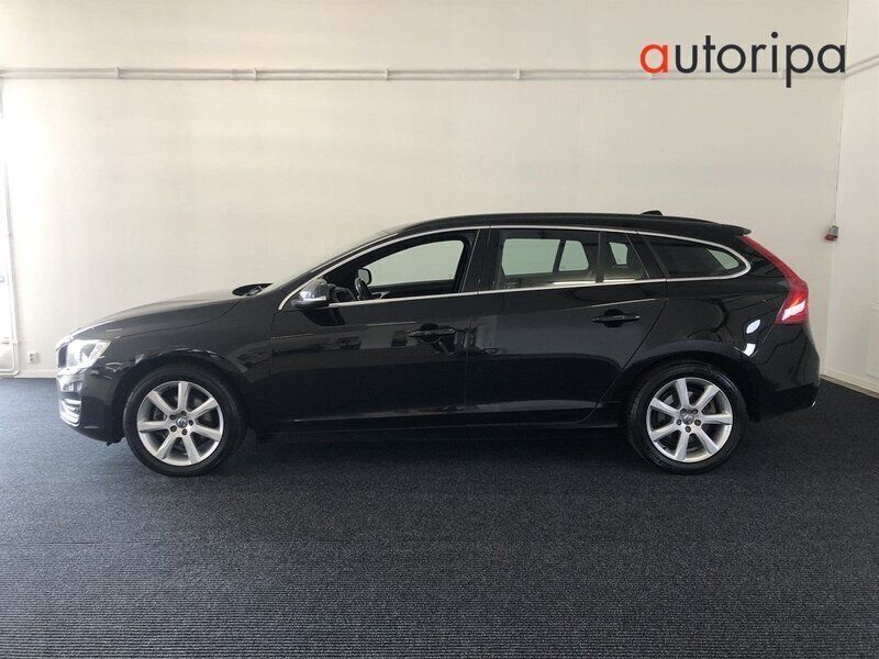 Svart Begagnad 2018 Volvo V60 Momentum Kombi | 179 900 kr (Marknadspris) - Bild 1/4