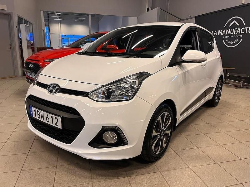 Vit Begagnad 2016 Hyundai i10 Premium Halvkombi | 98 000 kr (Marknadspris) - Bild 1/4