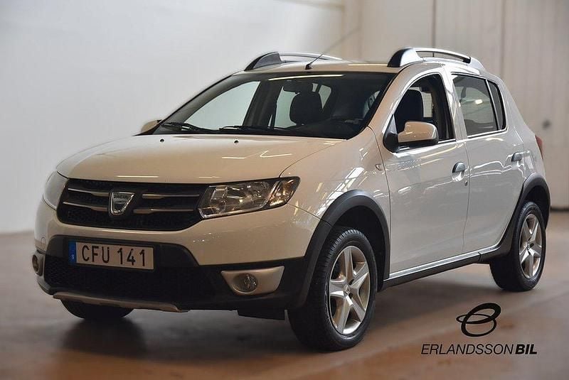 Vit Begagnad 2014 Dacia Sandero Stepway Halvkombi | 64 900 kr (Marknadspris) - Bild 1/4