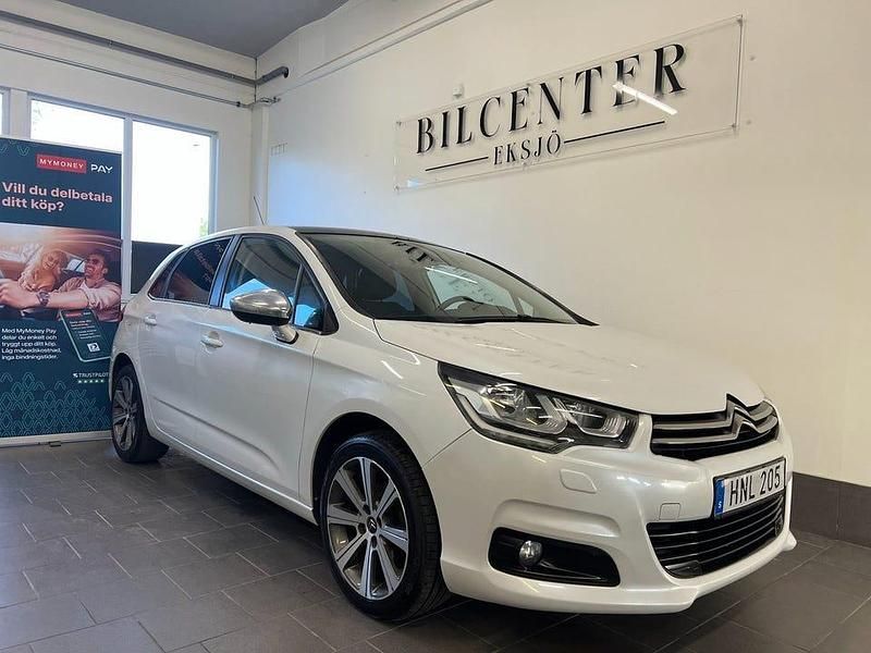 Vit Begagnad 2015 Citroën C4 PureTech Halvkombi | 69 900 kr (Marknadspris) - Bild 1/4