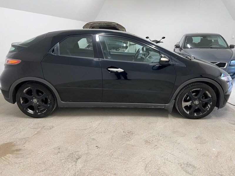 Svart Begagnad 2007 Honda Civic Sport Halvkombi | 25 000 kr (Marknadspris) - Bild 1/4