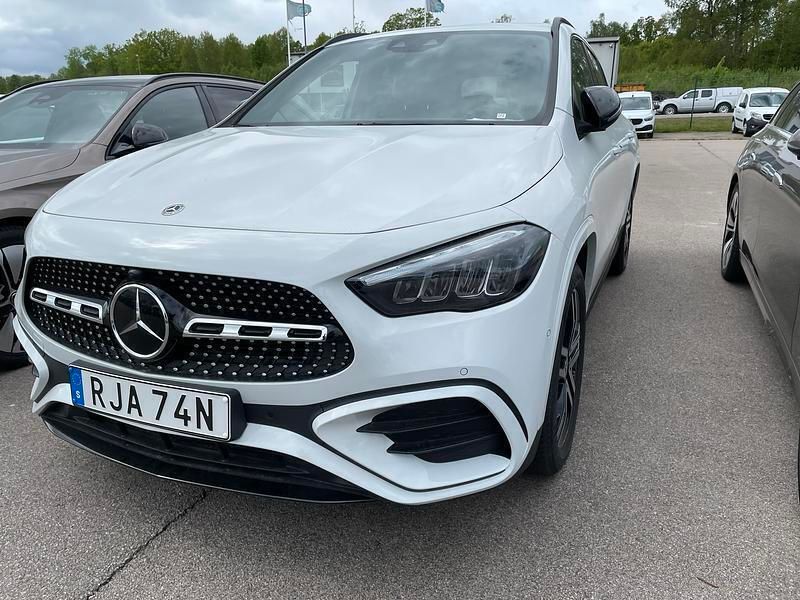 Digitalvit metallic Begagnad 2024 Mercedes GLA250 SUV | 489 000 kr - Bild 1/2