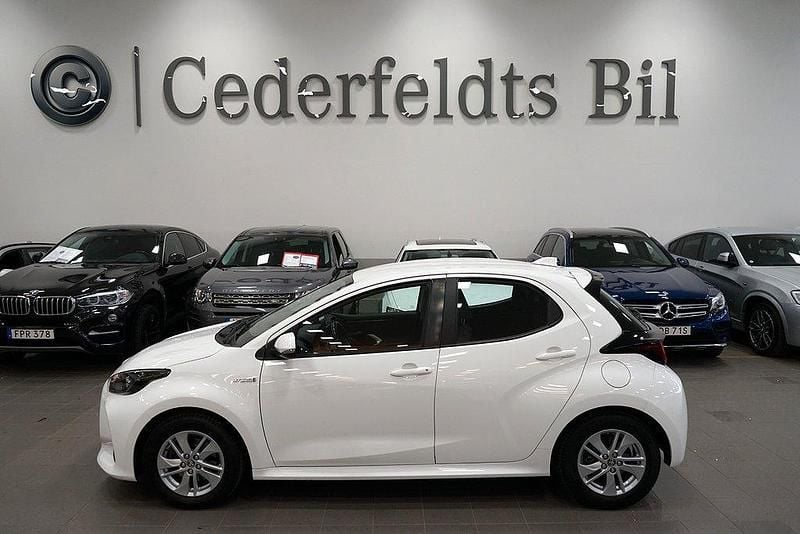 Vit Begagnad 2020 Toyota Yaris Hybrid Active Halvkombi | 164 800 kr (Lite dyr) - Bild 1/4