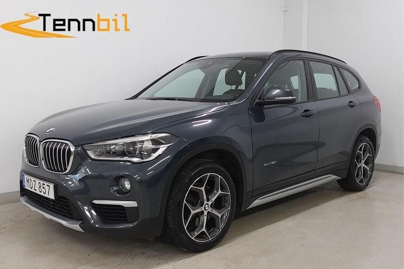 Grå Begagnad 2016 BMW X1 xLine SUV | 164 900 kr (Marknadspris) - Bild 1/4