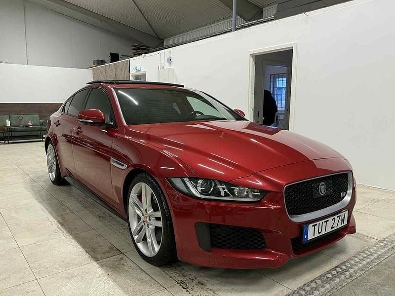 Röd Begagnad 2015 Jaguar XE S Sedan | 199 900 kr - Bild 1/4
