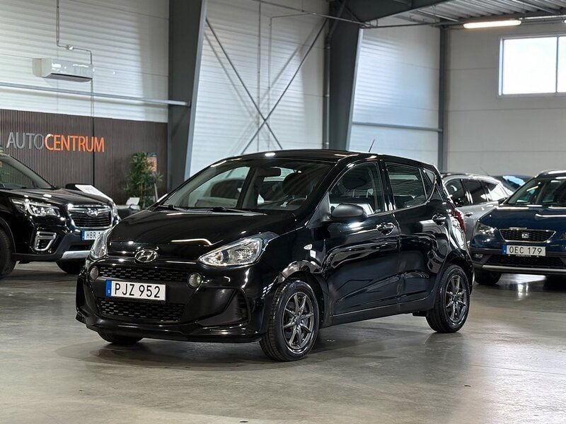 Svart Begagnad 2017 Hyundai i10 Comfort Halvkombi | 74 900 kr (Marknadspris) - Bild 1/4