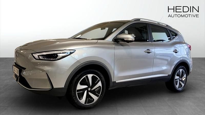 Grå (silver) Begagnad 2022 MG ZS Luxury Sedan | 244 900 kr (Bra pris) - Bild 1/4