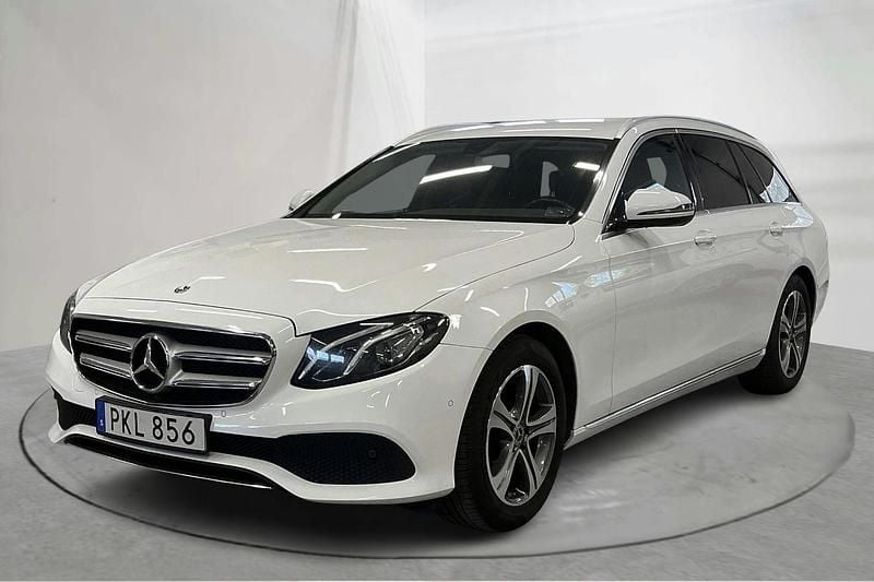 Vit Begagnad 2017 Mercedes E220 Avantgarde Kombi | 229 800 kr (Superpris) - Bild 1/4