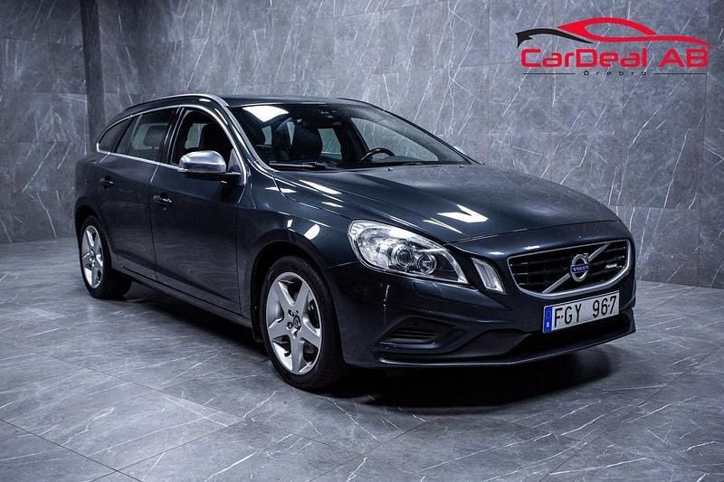 Grå Begagnad 2012 Volvo V60 Momentum Kombi | 99 800 kr (Marknadspris) - Bild 1/4