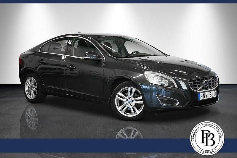 Grå Begagnad 2010 Volvo S60 Momentum Sedan | 124 900 kr (Marknadspris) - Bild 1/3