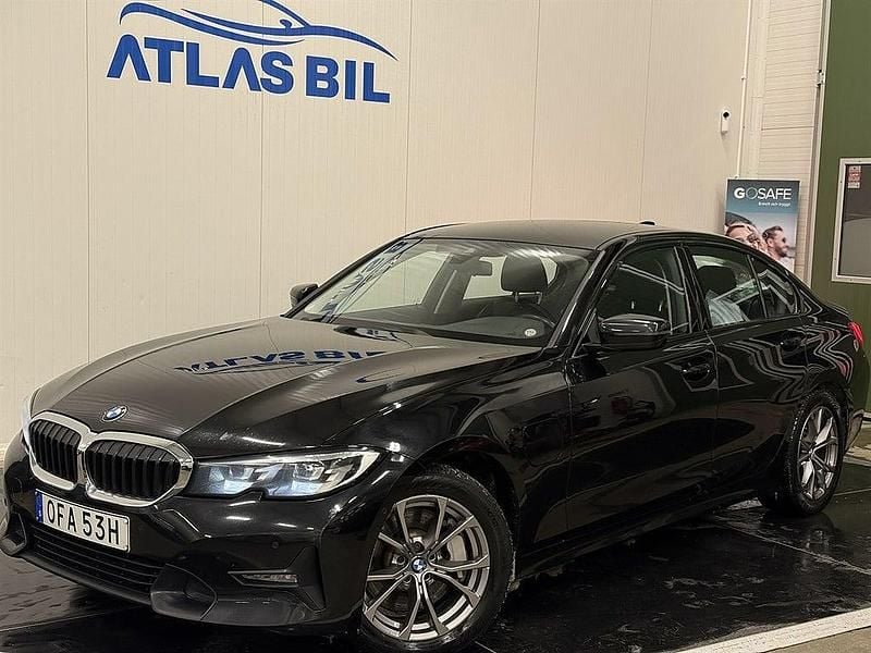 Svart Begagnad 2019 BMW 330e Sport Line Sedan | 238 900 kr (Marknadspris) - Bild 1/4
