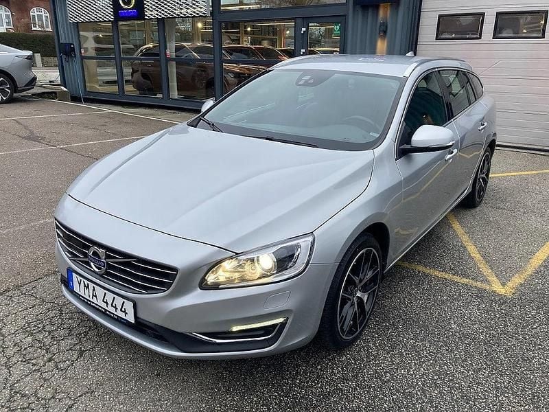 Silver Begagnad 2018 Volvo V60 Standard Kombi | 219 500 kr (Marknadspris) - Bild 1/4
