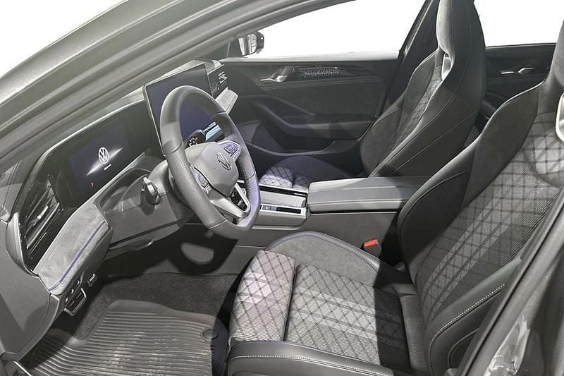 Grå Ny 2026 VW Passat | 529 900 kr (Marknadspris) - Bild 1/4