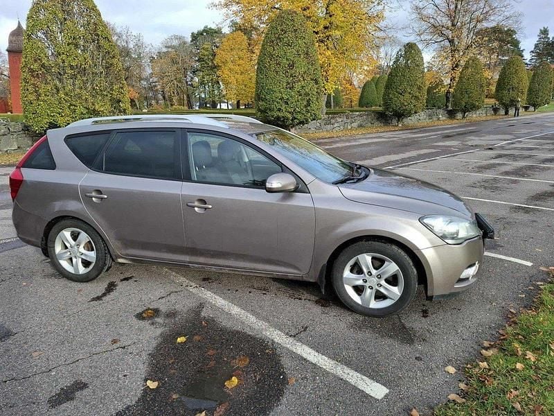 Grå Begagnad 2012 Kia Ceed Sportswagon Kombi | 27 000 kr (Marknadspris) - Bild 1/4