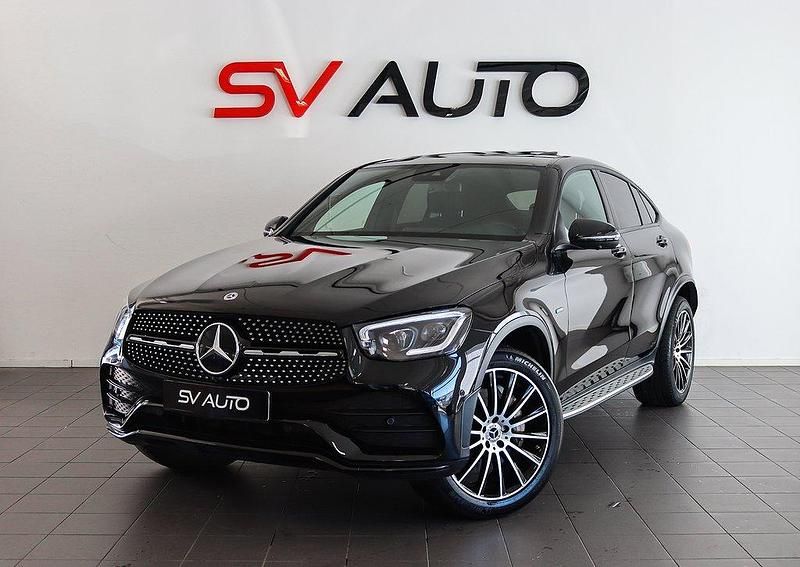 Svart Begagnad 2021 Mercedes GLC300e AMG Sportkupé | 519 899 kr (Marknadspris) - Bild 1/4