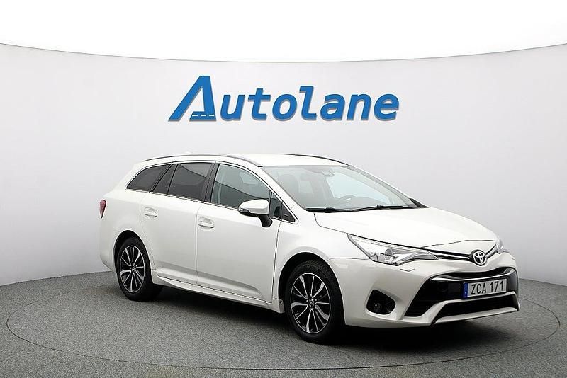 Vit Begagnad 2017 Toyota Avensis Kombi | 189 900 kr (Dyr) - Bild 1/3